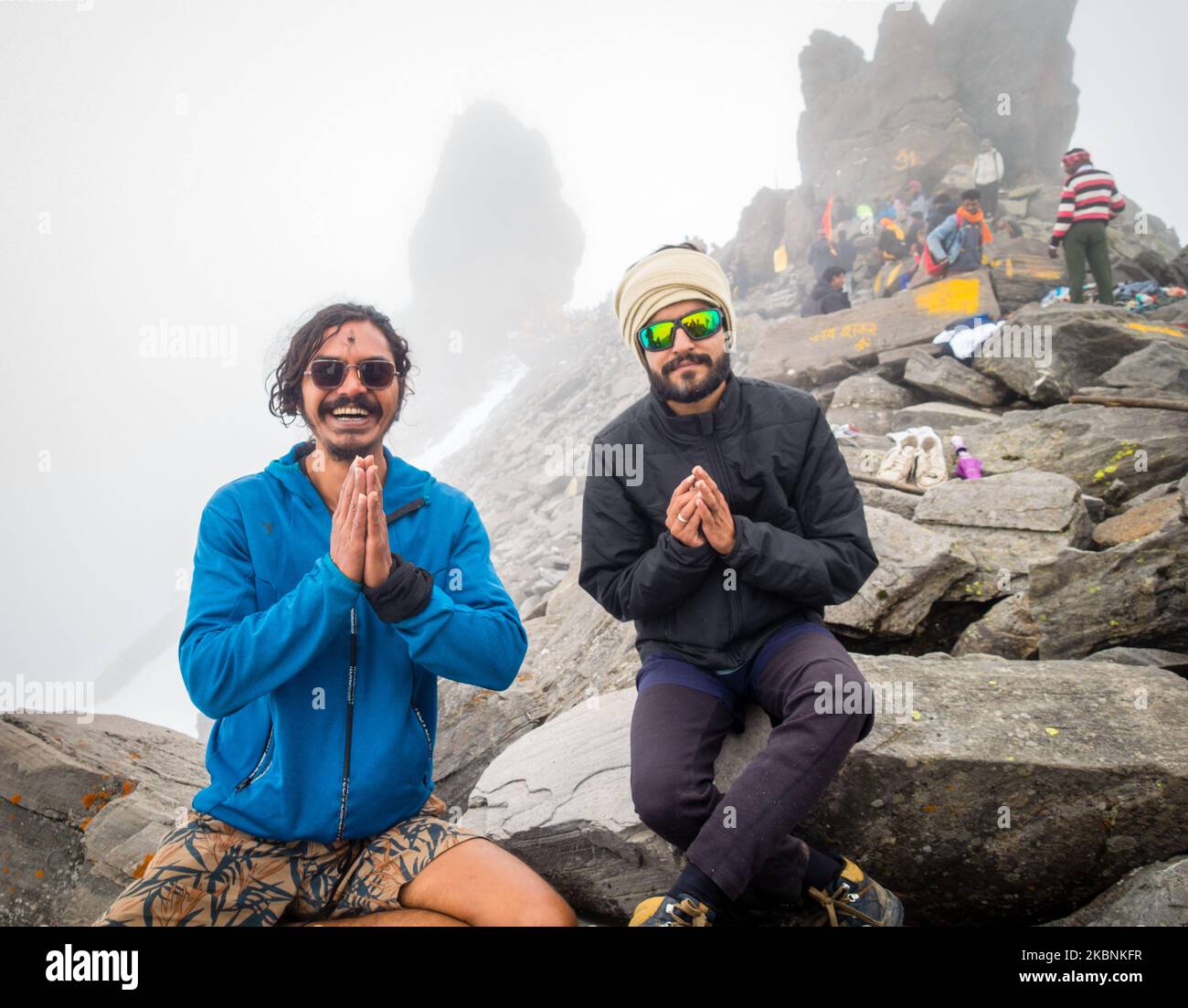 14 juillet 2022, Himachal Pradesh Inde. Les dévotés offrent leurs prières au pic Shrikhet Mahadev, le Shivling, symbole du Seigneur Shiva. Kailash Yatra Banque D'Images