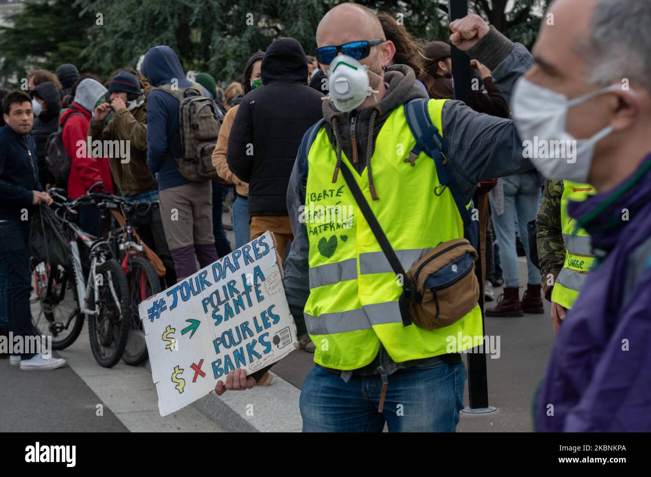 Une centaine de personnes se sont rassemblées devant l'hôpital universitaire de Nantes, France sur 11 mai 2020 malgré l'interdiction de rassemblements de plus de 10 personnes pour soutenir les soignants de première ligne face à l'épidémie de Covid-19 ainsi que pour toutes les professions mobilisées au cours de la détention, comme les caissiers, les travailleurs postaux ou les collecteurs de déchets. Les manifestants ont également exprimé leur colère contre les défauts du gouvernement (notamment les stocks de masques) face à cette crise et ont saisi l'occasion pour défier le système capitaliste. (Photo par Estelle Ruiz/NurPhoto) Banque D'Images