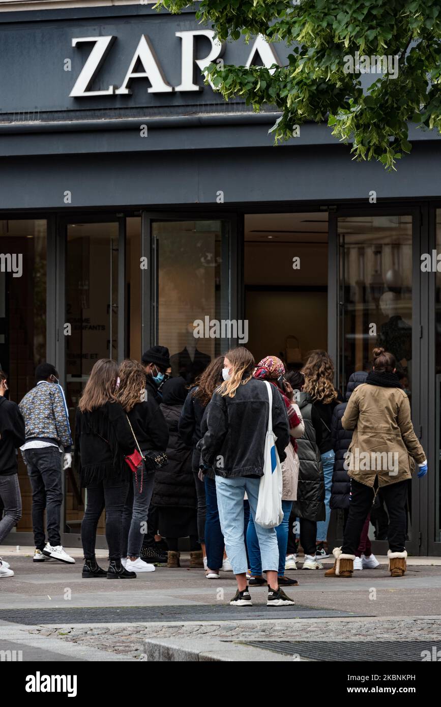 De nombreux clients de la boutique de vêtements Zara font la queue devant  l'entrée de la boutique sans respecter les distances de sécurité sanitaire  ce lundi, 11 mai 2020 à Paris, Le