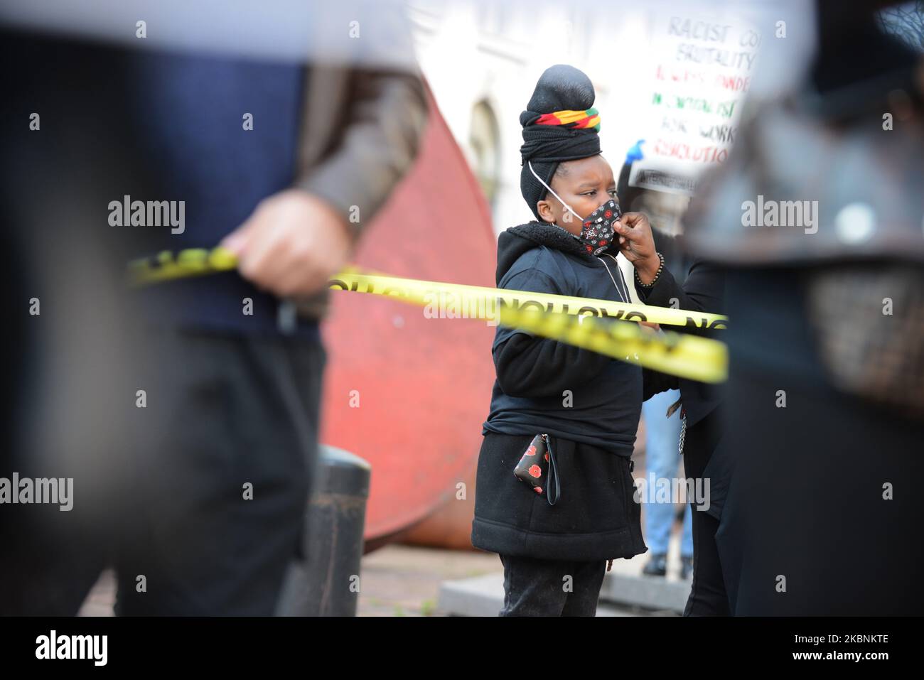 Un grand groupe de manifestants, liés par des bandes de prudence jaunes, ont défilé sur le quartier général de la police de New York, dénonçant la brutalité policière contre les Afro-Américains suite au meurtre d'Ahmaud Arbery, le 11 mai 2020, à New York. (Photo par B.A. Van Sise/NurPhoto) Banque D'Images
