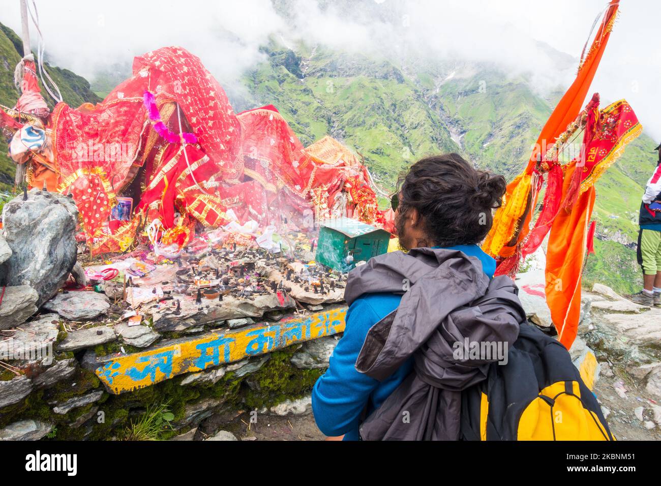 14 juillet 2022, Himachal Pradesh Inde. Les dévotés offrent leurs prières à la déesse Kali, un lieu de culte de la déité hindoue au sommet de Kali. Shrikhand Mahadev Ka Banque D'Images
