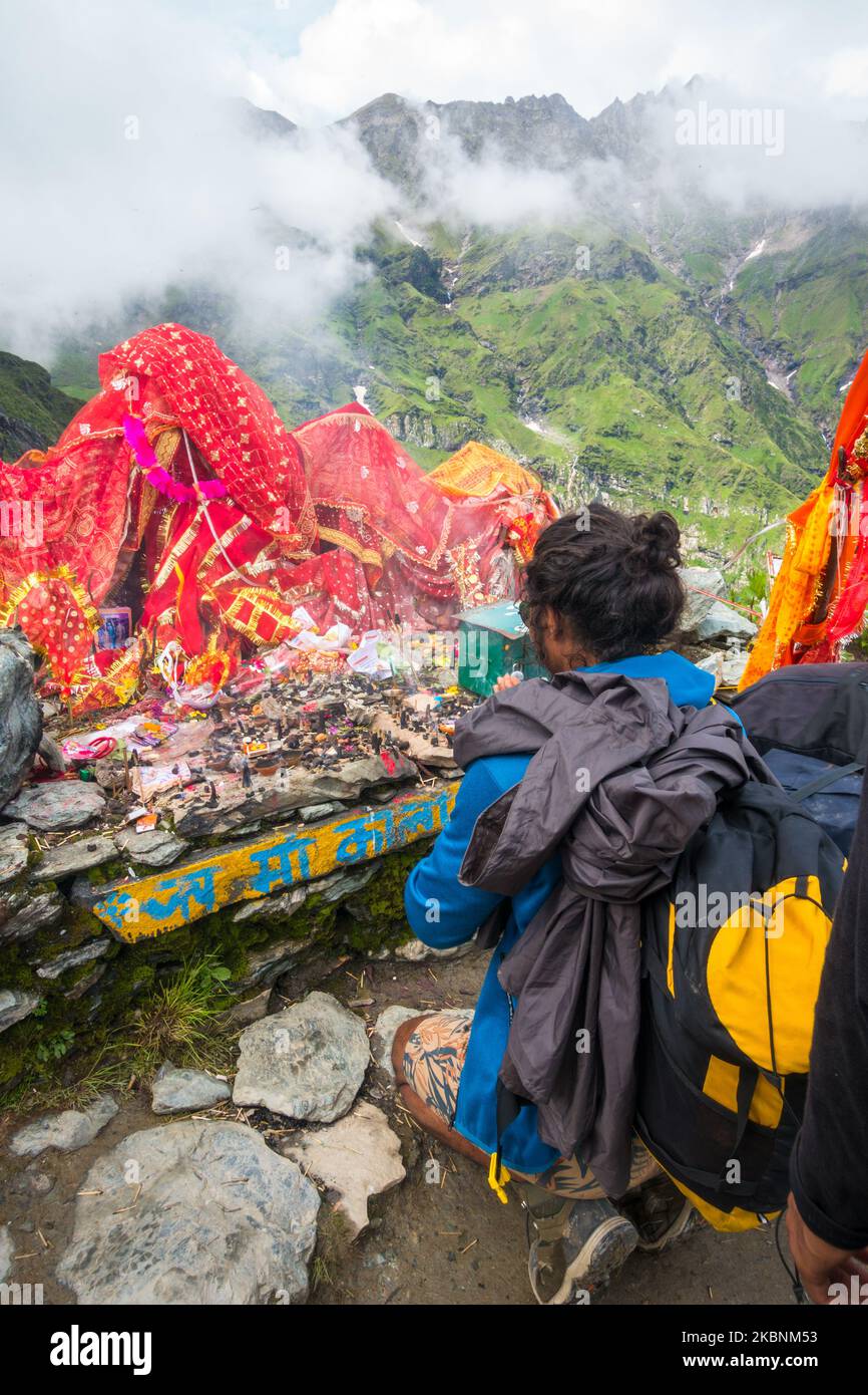 14 juillet 2022, Himachal Pradesh Inde. Les dévotés offrent leurs prières à la déesse Kali, un lieu de culte de la déité hindoue au sommet de Kali. Shrikhand Mahadev Ka Banque D'Images