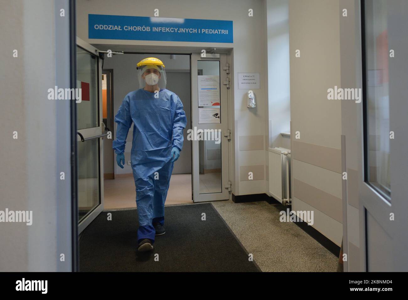 Un membre du personnel portant un costume de noisette vu à l'intérieur du département des maladies infectieuses de l'hôpital spécialisé Stefan Zeromski. Deux boulangeries basées à Cracovie ont préparé une agréable surprise pour les infirmières et les sages-femmes de l'hôpital Zeromski lors de la Journée internationale des infirmières en leur proposant des mets sucrés grâce au travail acharné et à l'engagement du personnel médical pendant la pandémie du coronavirus. Mardi, 12 mai 2020, à Cracovie, en Pologne. (Photo par Artur Widak/NurPhoto) Banque D'Images