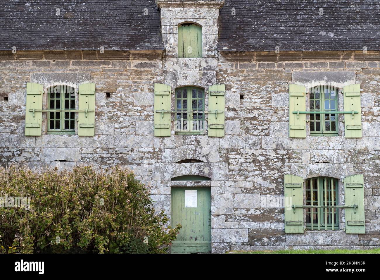 Plumeliau (nord-ouest de la France) : Chapelle Saint-Nicodème, façade du presbytère Banque D'Images