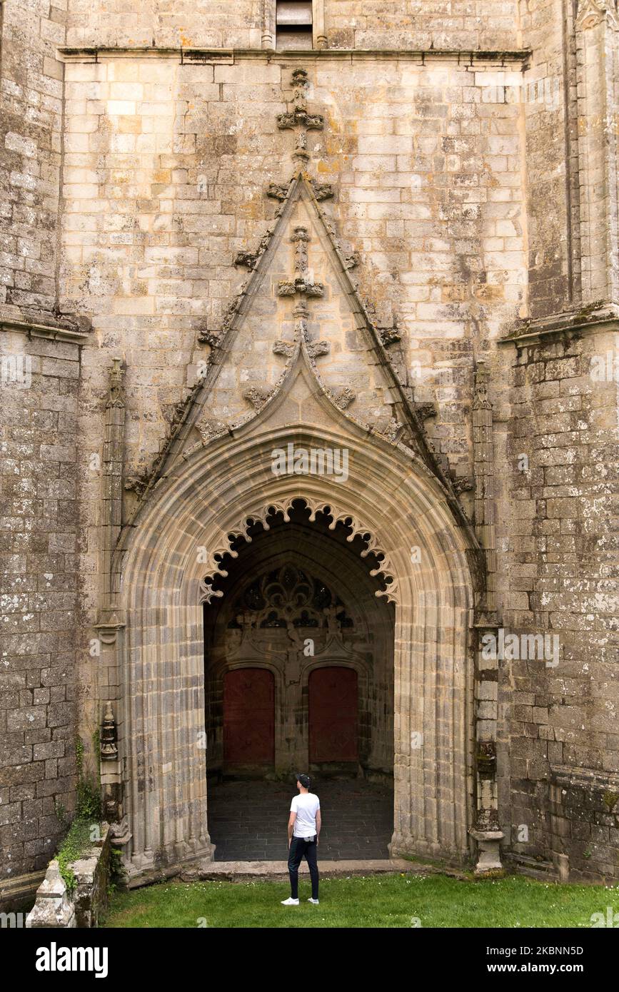 Plumeliau (Bretagne, Nord-Ouest de la France) porche de la Chapelle Saint-Nicodème. Homme debout devant la chapelle Banque D'Images