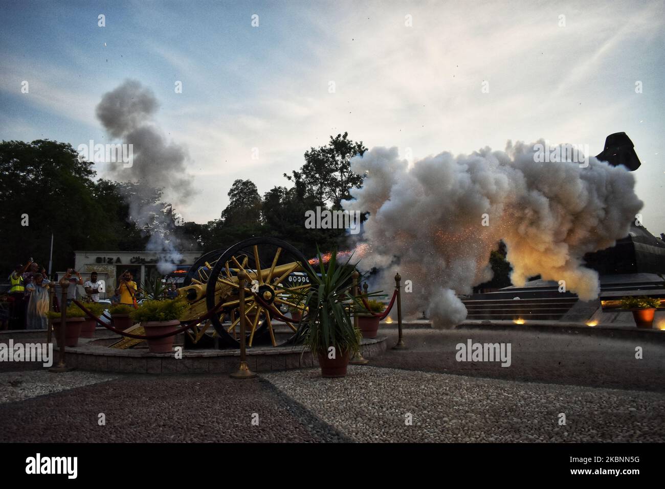 Un canon du Ramadan a été tiré devant la statue de Nahdet Misr à Gizeh, en Égypte, sur 12 mai 2020 comme marque de la fin du jour de jeûne pendant le mois sacré musulman du Ramadan. (Photo de Ziad Ahmed/NurPhoto) Banque D'Images