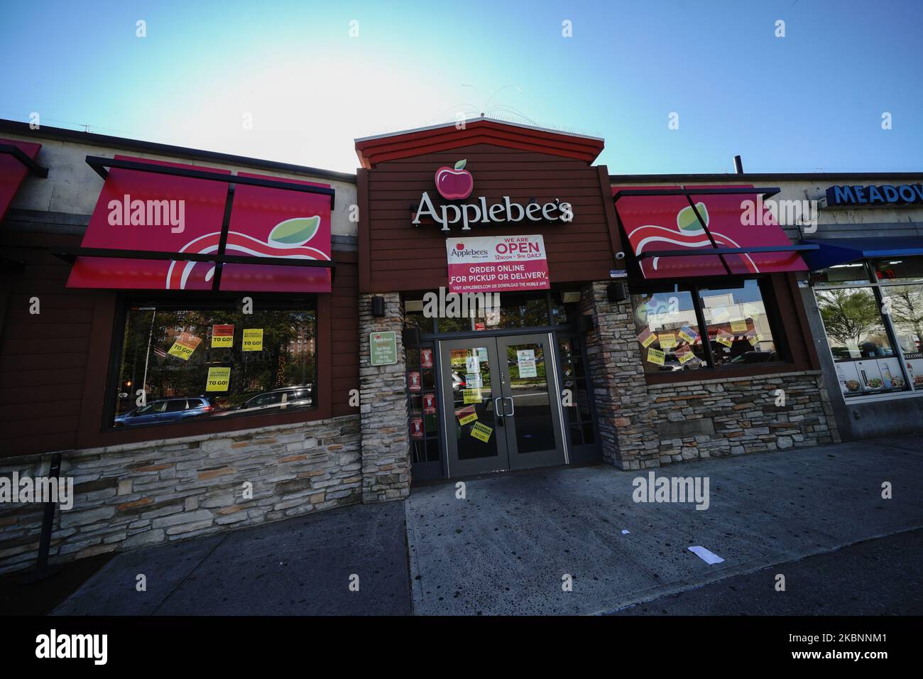 Une vue d'Applebees pendant la pandémie du coronavirus à 12 mai 2020, dans le quartier Queens de New York. Le COVID-19 s'est répandu dans la plupart des pays du monde, faisant plus de 270 000 morts et plus de 3,9 millions d'infections signalées. (Photo de John Nacion/NurPhoto) Banque D'Images