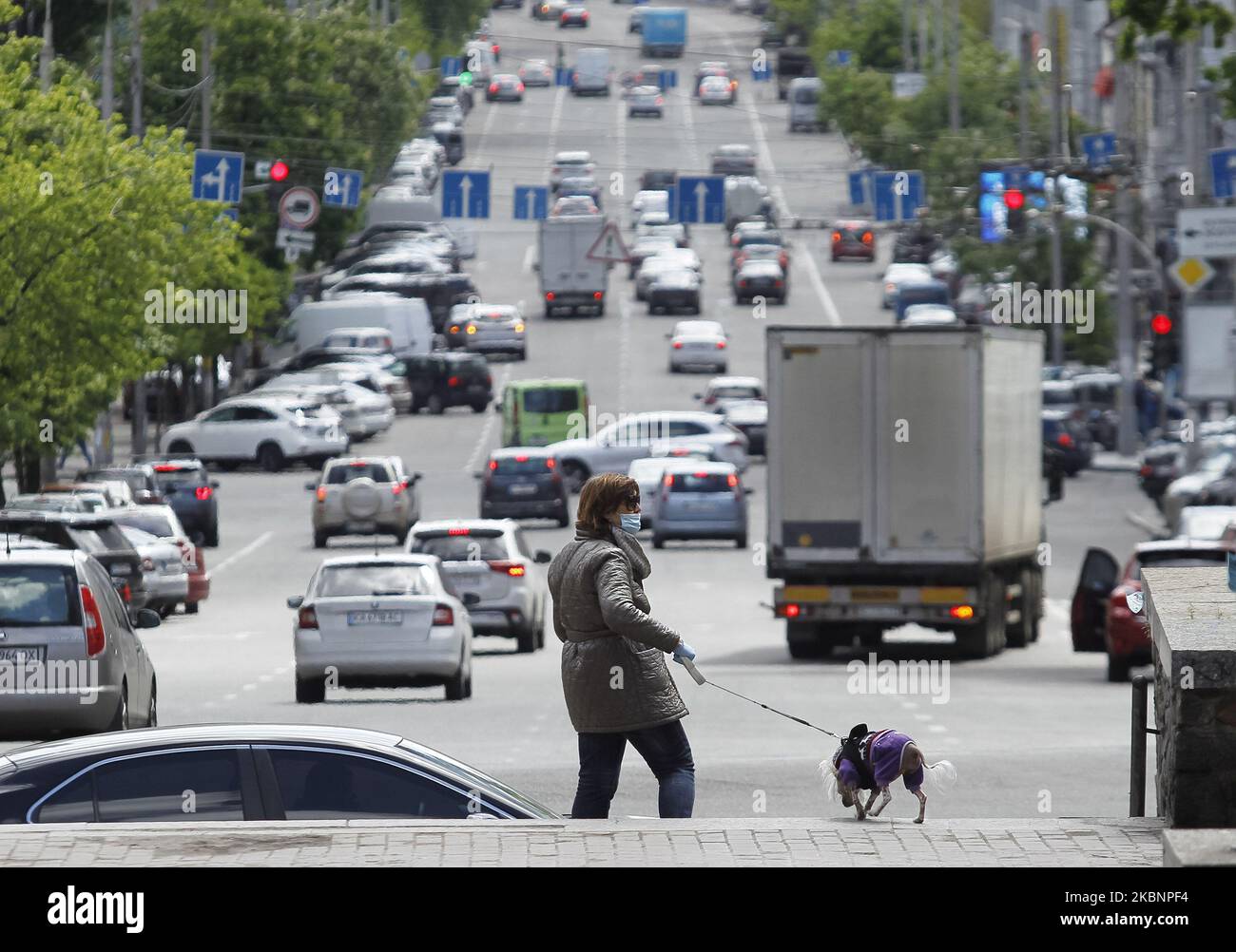 Une femme portant un masque protecteur marche avec son chien à Kiev, en Ukraine, le 13 mai 2020. Au 13 mai en Ukraine, 16 425 cas confirmés en laboratoire de coronavirus COVID-19, dont 439 mortels, selon le site Internet du ministère ukrainien de la Santé. (Photo par STR/NurPhoto) Banque D'Images