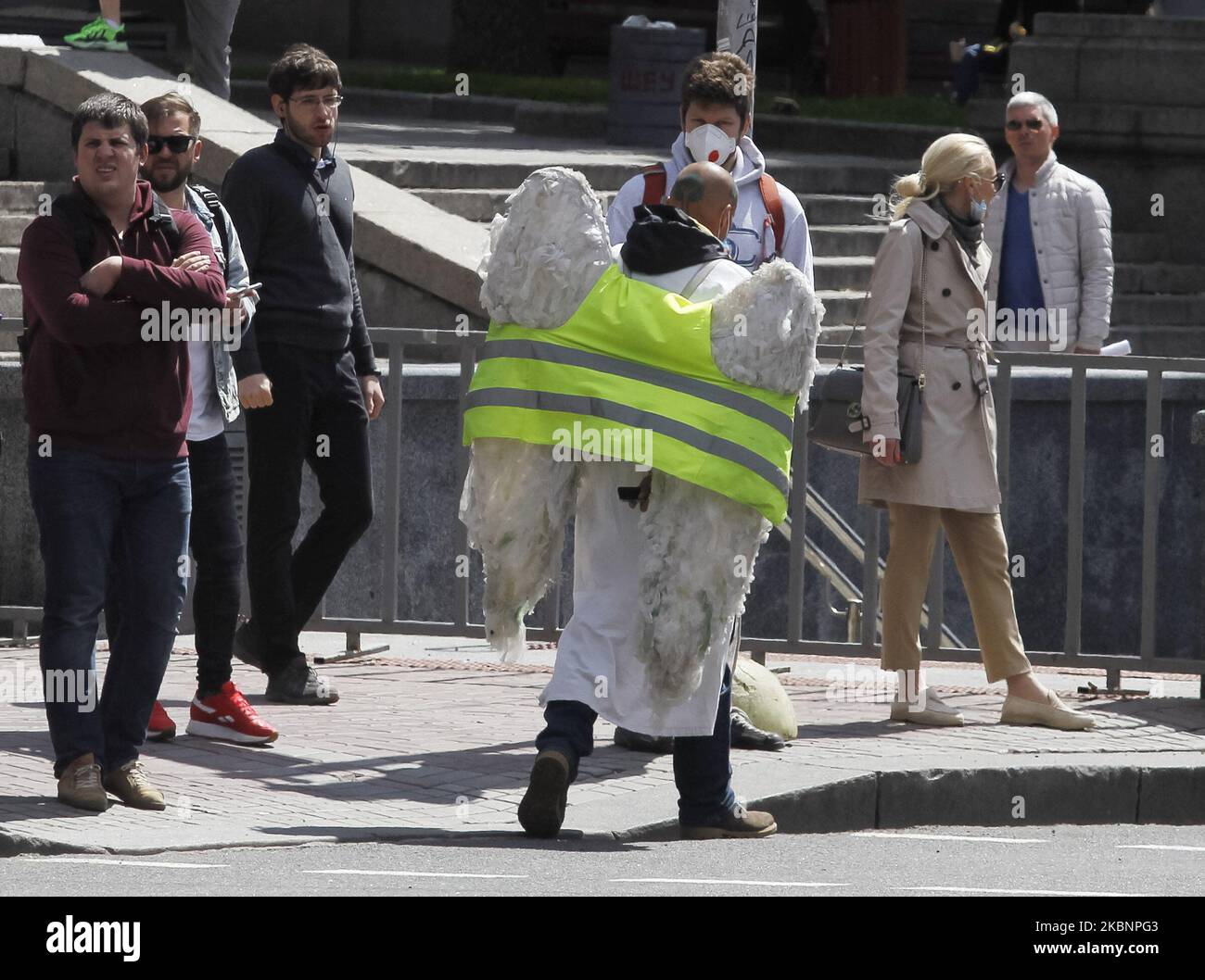 Un homme portant un masque protecteur au milieu de l'épidémie de coronavirus Covid-19 marche vêtu d'un costume dans une rue à Kiev, en Ukraine, le 13 mai 2020. Au 13 mai en Ukraine, 16 425 cas confirmés en laboratoire de coronavirus COVID-19, dont 439 mortels, selon le site Internet du ministère ukrainien de la Santé. (Photo par STR/NurPhoto) Banque D'Images