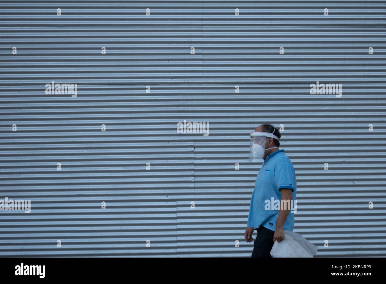 Un homme avec un masque préventif passe devant l'laiton d'un magasin fermé, sur 6 mai, Santiago, Chili. (Photo de Matias Basualdo/NurPhoto) Banque D'Images