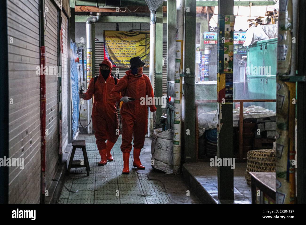 Les agents portant une combinaison protectrice vaporise du désinfectant sur un marché traditionnel à Yogyakarta, en Indonésie, sur 15 mai 2020, pour empêcher la propagation du coronavirus COVID-19. Jusqu'à présent, l'Indonésie a confirmé 1,076 décès, 16,496 cas positifs et 3,803 cas de coronavirus récupérés. (Photo de Rizqullah Hamiid/NurPhoto) Banque D'Images