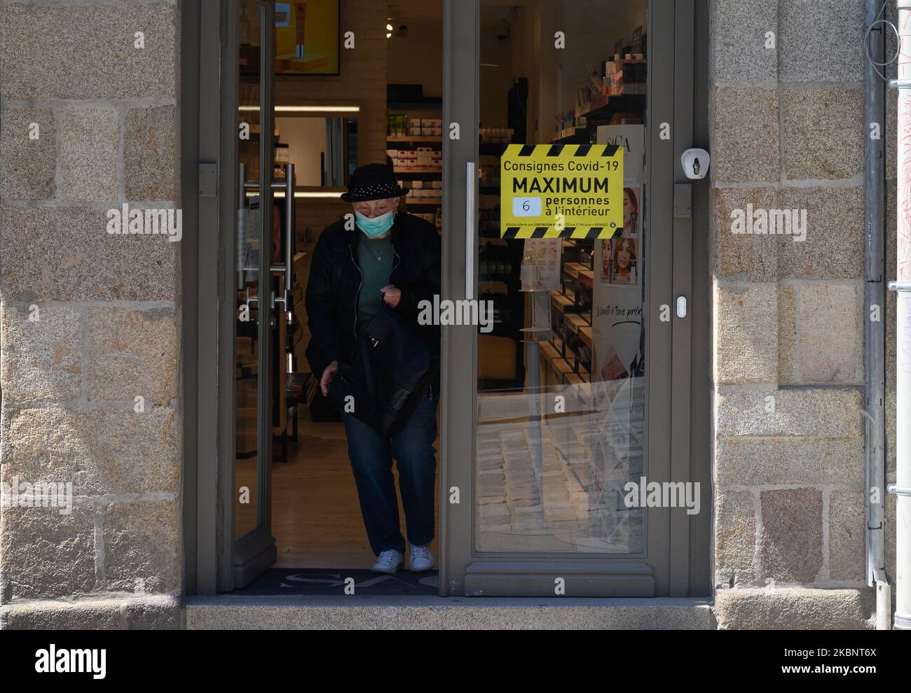 Certains commerçants limitent le nombre de clients dans leurs magasins afin de limiter le risque de contamination par le coronavirus / Covid-19 sur 15 mai 2020 à Rennes, France, le cinquième jour de la déconditionnement. (Photo par Estelle Ruiz/NurPhoto) Banque D'Images