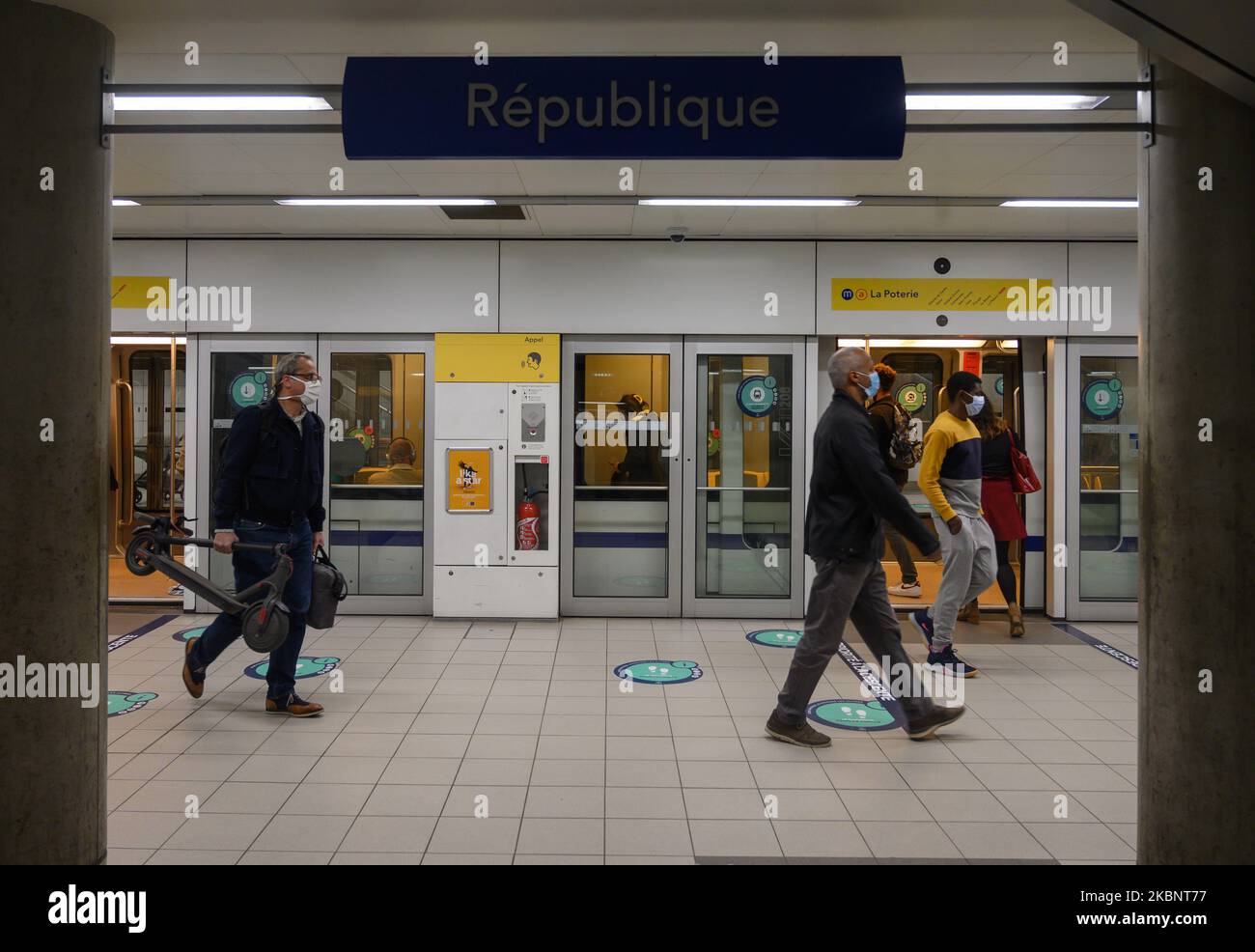 Les usagers des transports en commun de Rennes, France, sont tenus de porter un masque afin de limiter le risque de propagation du coronavirus / Covid-19 à 15 mai 2020 dans le métro de Rennes, France, le cinquième jour de la déconditionnement. (Photo par Estelle Ruiz/NurPhoto) Banque D'Images