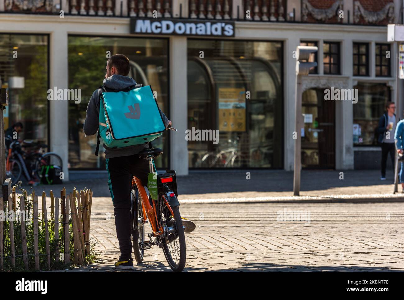 Le service de livraison de livraison Deliveroo attend devant Mc Donalds, un service de restauration rapide à Gand-Belgique, le 15 mai 2020.la Belgique prend des mesures pour alléger les restrictions, Le restaurant et le café ne sont pas autorisés à ouvrir aux clients uniquement la restauration rapide et les plats à emporter sont autorisés. Les restaurants et les restaurants ne peuvent pas rouvrir avant 8 juin. (Photo de Jonathan Raa/NurPhoto) Banque D'Images