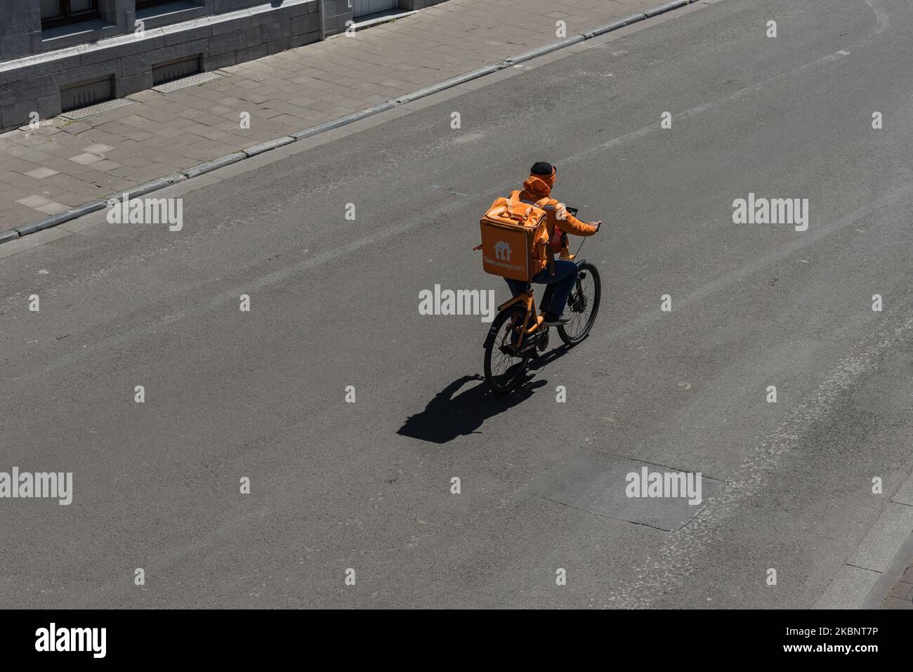 Livraison à emporter à vélo le 15 mai 2020 à Gand-Belgique.alors que la Belgique prend des mesures pour alléger les restrictions, Le restaurant et le café ne sont pas autorisés à ouvrir aux clients uniquement la restauration rapide et les plats à emporter sont autorisés. Les restaurants et les restaurants ne peuvent pas rouvrir avant 8 juin. (Photo de Jonathan Raa/NurPhoto) Banque D'Images