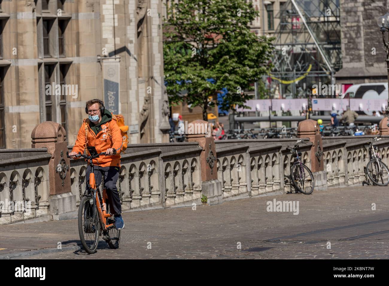 Livraison à emporter à vélo le 15 mai 2020 à Gand-Belgique.alors que la Belgique prend des mesures pour alléger les restrictions, Le restaurant et le café ne sont pas autorisés à ouvrir aux clients uniquement la restauration rapide et les plats à emporter sont autorisés. Les restaurants et les restaurants ne peuvent pas rouvrir avant 8 juin. (Photo de Jonathan Raa/NurPhoto) Banque D'Images