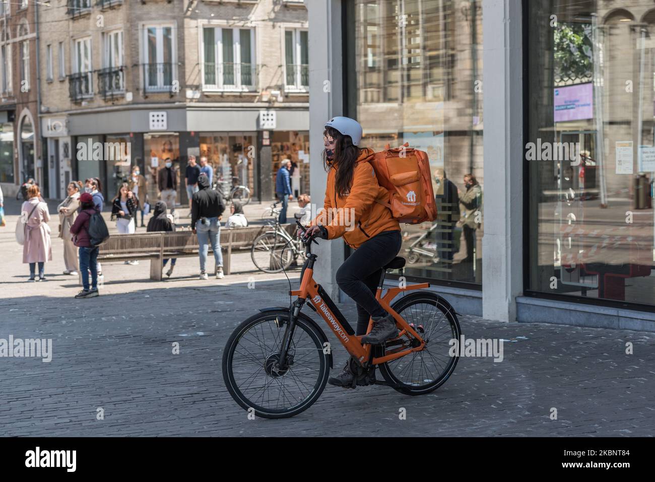 Livraison à emporter à vélo sur le chemin de la livraison de fast food à Gand-Belgique le 15 mai 2020.la Belgique prend des mesures pour alléger les restrictions, Le restaurant et le café ne sont pas autorisés à ouvrir aux clients uniquement la restauration rapide et les plats à emporter sont autorisés. Les restaurants et les restaurants ne peuvent pas rouvrir avant 8 juin. (Photo de Jonathan Raa/NurPhoto) Banque D'Images