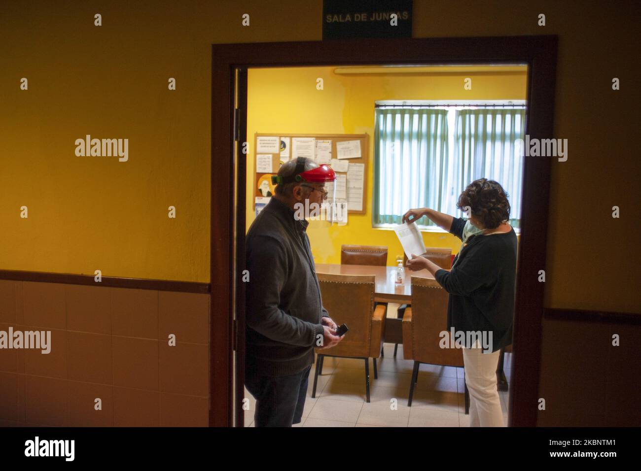 Deux enseignants effectuent les procédures au centre d'éducation Nore A. Il n'y a pas encore de cours, mais dans deux semaines, il y aura des examens d'entrée à l'université, à Norena, en Espagne, sur 15 mai 2020. (Photo d'Alvaro Fuente/NurPhoto) Banque D'Images