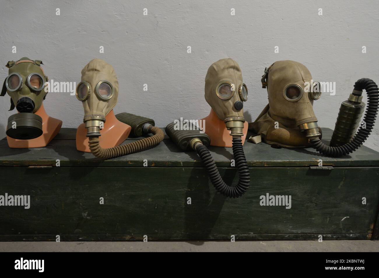 Masques à gaz vus à l'intérieur du musée PRL dans le quartier Nowa Huta de Cracovie. Le Musée PRL retrace l'histoire de quarante ans de la République populaire pro-communiste de Pologne (PRL). Il est situé dans l'ancien cinéma 'Wiatowid'. Le musée propose également des visites guidées à travers les bunkers nucléaires de Nowa Huta. Lundi, 27 avril 2020, à Cracovie, en Pologne. (Photo par Artur Widak/NurPhoto) Banque D'Images