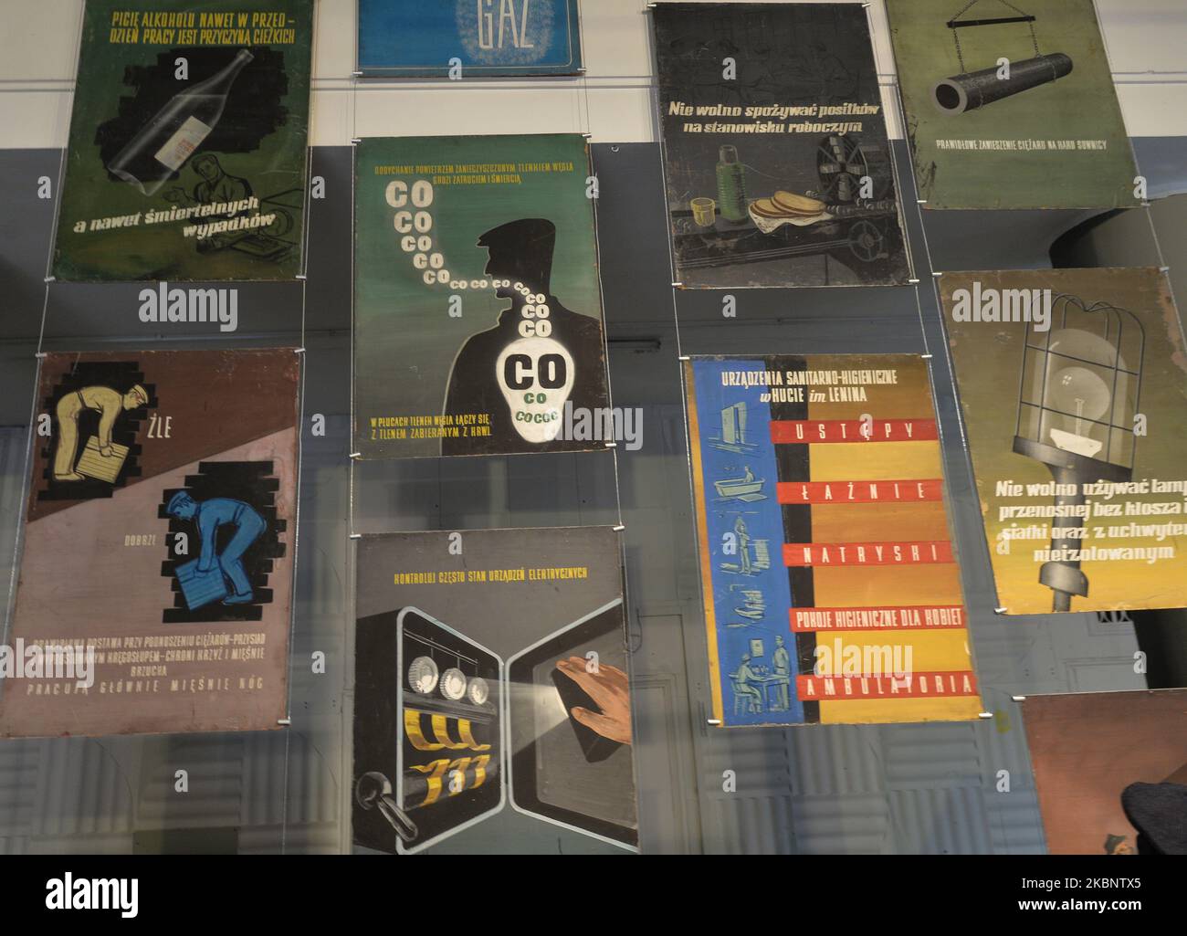 Posters de propagande de guerre à l'intérieur du musée PRL dans le quartier Nowa Huta de Cracovie. Le Musée PRL retrace l'histoire de quarante ans de la République populaire pro-communiste de Pologne (PRL). Il est situé dans l'ancien cinéma 'Wiatowid'. Le musée propose également des visites guidées à travers les bunkers nucléaires de Nowa Huta. Lundi, 27 avril 2020, à Cracovie, en Pologne. (Photo par Artur Widak/NurPhoto) Banque D'Images