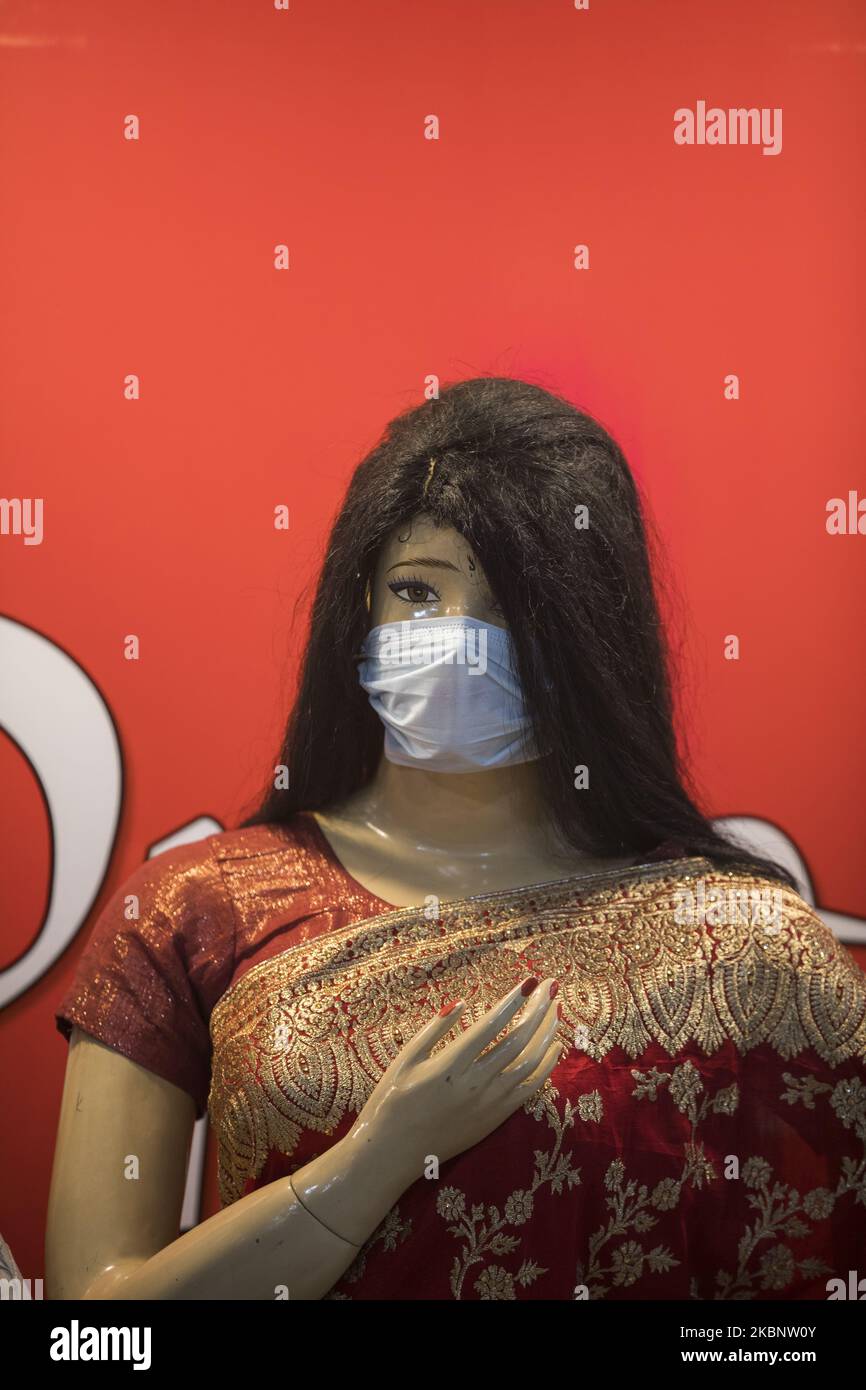 Des mannequins exposés avec des masques pour sensibiliser le public aux consommateurs dans un centre commercial après que le gouvernement ait assoupli un verrouillage national sur 15 mai 2020. (Photo d'Ahmed Salahuddin/NurPhoto) Banque D'Images