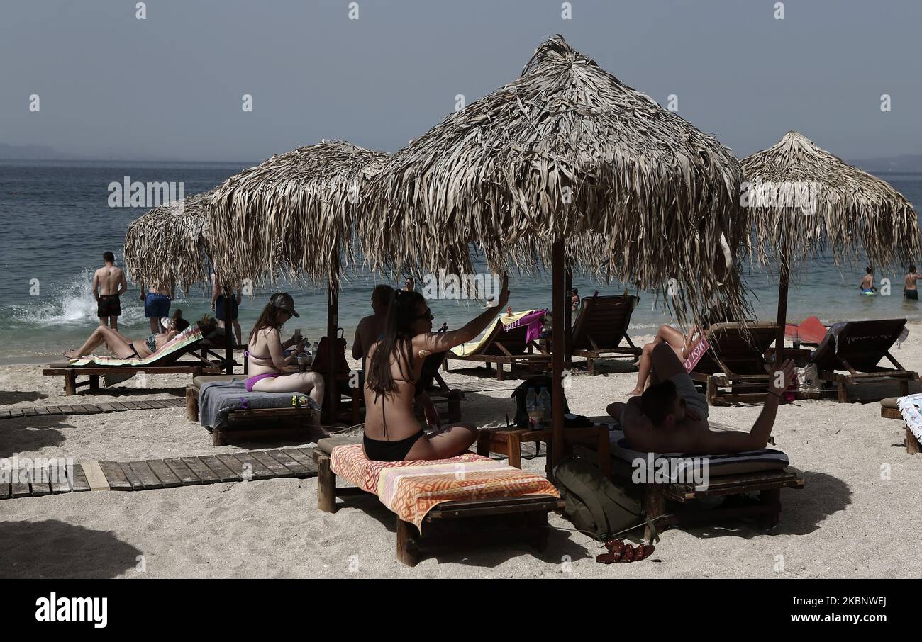 Les gens apprécient la plage dans la banlieue sud d'Athènes, au cours du premier jour de la réouverture officielle des plages au public, à Athènes sur 16 mai 2020. Près de 515 plages rouvrent de 16 mai en appliquant des mesures strictes de distanciation sociale pour lutter contre la propagation de la pandémie COVID-19. (Photo de Panayotis Tzamaros/NurPhoto) Banque D'Images