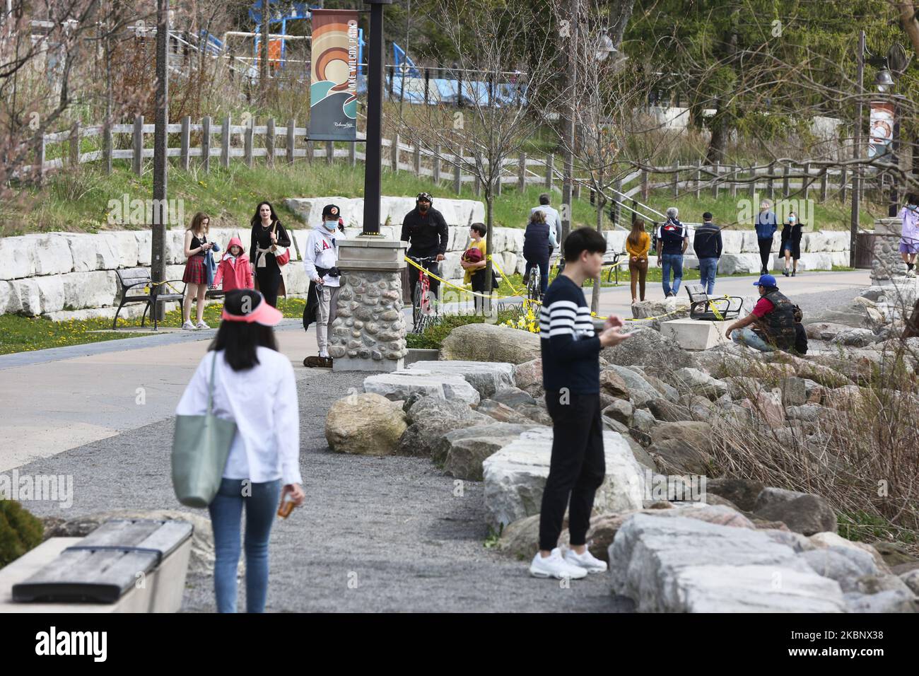 Les gens ignorent les règles de distanciation sociale (distanciation physique) visant aux protéger contre le nouveau coronavirus (COVID-19) lorsqu'ils traversent le parc du lac Wilcox à Richmond Hill, Ontario, Canada, sur 16 mai 2020. Cette semaine, la province de l'Ontario est entrée dans le « Stage 1 » du processus en trois étapes de réouverture de la province à la suite du confinement destiné à ralentir la propagation de la COVID-19. (Photo de Creative Touch Imaging Ltd./NurPhoto) Banque D'Images