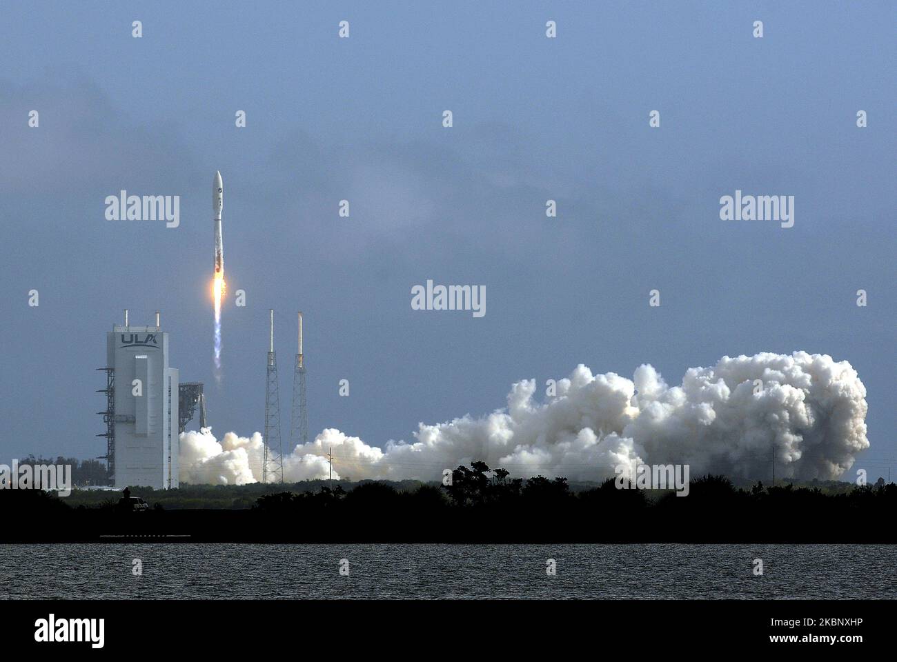 Une fusée Atlas V de l'Alliance de lancement unie transportant le véhicule d'essai orbital X-37B (OTV-6) est lancée à partir du PAD 41 à la station aérienne de Cape Canaveral, sur 17 mai 2020, à Cape Canaveral, en Floride. La mission USSF-7 de la US Space Force est le sixième vol de l'avion spatial OTV-6, un vaisseau spatial sans pilote qui ressemble à une version miniature de la navette spatiale à la retraite de la NASA. (Photo de Paul Hennessy/NurPhoto) Banque D'Images
