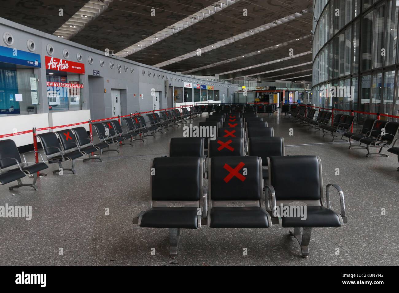 Une disposition spéciale de siège a été prise à l'aéroport de NSCBI pour maintenir les distances sociales pendant un confinement à l'échelle nationale imposé comme mesure préventive contre le coronavirus COVID-19 à 18 mai 2020 dans le port aérien de NSCBI à Kolkata, en Inde. Le premier vol de rapatriement vers le Bengale occidental sous la mission Vande Bharat a atterri à l'aéroport de Kolkata Lundi, à partir du Bangladesh, avec 169 personnes, dont 16 ayant besoin de soins médicaux d'urgence et une femme enceinte, le ministre des Affaires extérieures, S. Jaishankar, a accueilli les passagers et a remercié le ministère de l'Aviation civile et le gouvernement du Bengale occidental d'avoir travaillé Banque D'Images