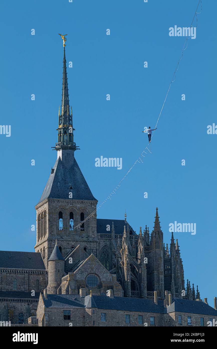 Mont Saint Michel (Normandie, Nord-Ouest de la France) : le marcheur de la corde raide Nathan Paulin a battu son record mondial de distance sur une ligne de 2 200 mètres de long Banque D'Images
