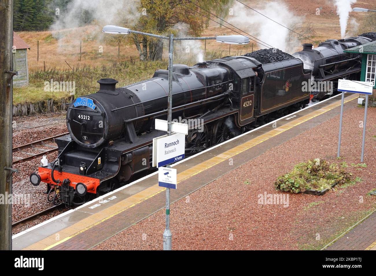 Locomotives à vapeur 45212 et 45407 Lancashire Fusilier à la gare de Rannoch, en direction de Carnforth à la fin de la saison 2022, Scottish Highlands. Banque D'Images