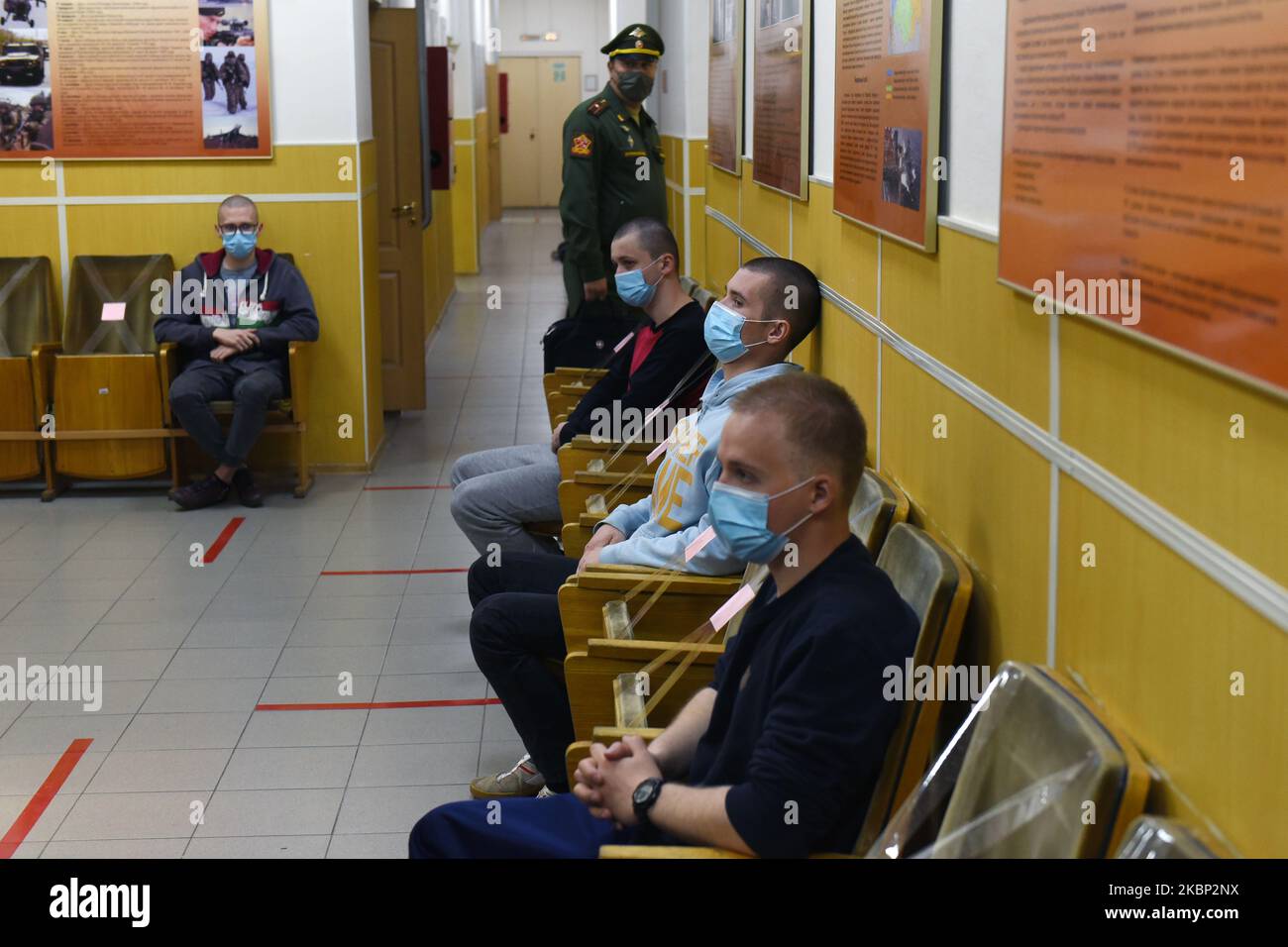 Conscrits russes attendant un examen médical dans un bureau de recrutement local, Saint-Pétersbourg, sur 20 mai 2020. Le Président Vladimir Poutine a déclaré l'envoi à l'armée de 135 000 personnes lors de l'appel de printemps en Russie qui a commencé le 20th mai. Toutes les recrues testées pour l'infection à Covid-19 seront mises en quarantaine pendant 14 jours dans leurs unités militaires. (Photo de Sergey Nikolaev/NurPhoto) Banque D'Images