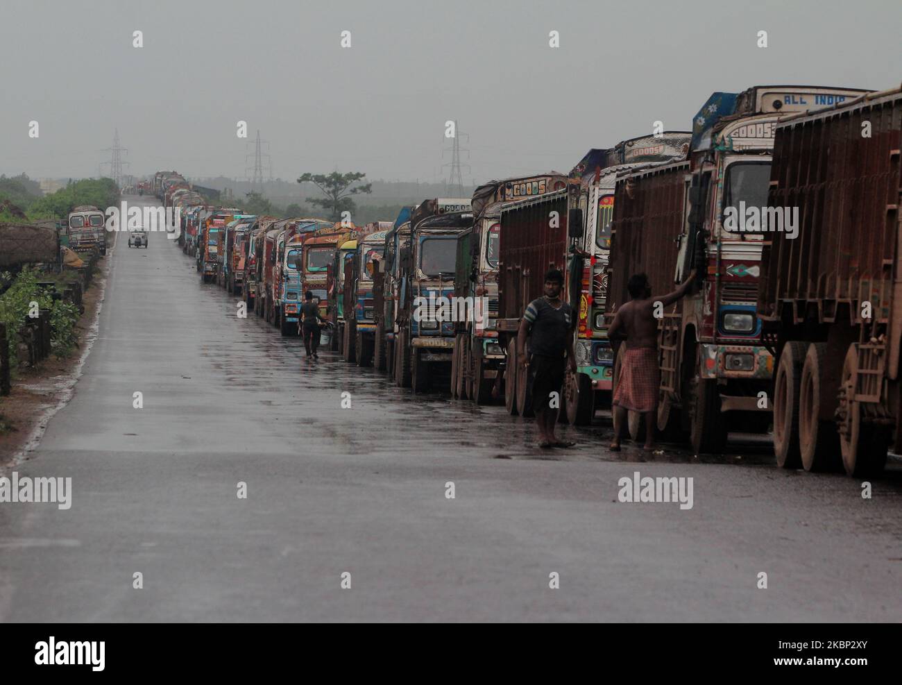 Les gens sont vus à la région de Chandabali et Dhamra dans le district de Bhadrak, A 160 km de la capitale de l'État indien de l'est, Odisha, tandis que le Cyclone 'Amphan' traverse la côte est de la baie du Bengale, dévastation le vent et la pluie du temps cyclonique, et tombe sur la frontière du Bengale occidental et du Bangladesh sur 20 mai 2020. (Photo par STR/NurPhoto) Banque D'Images