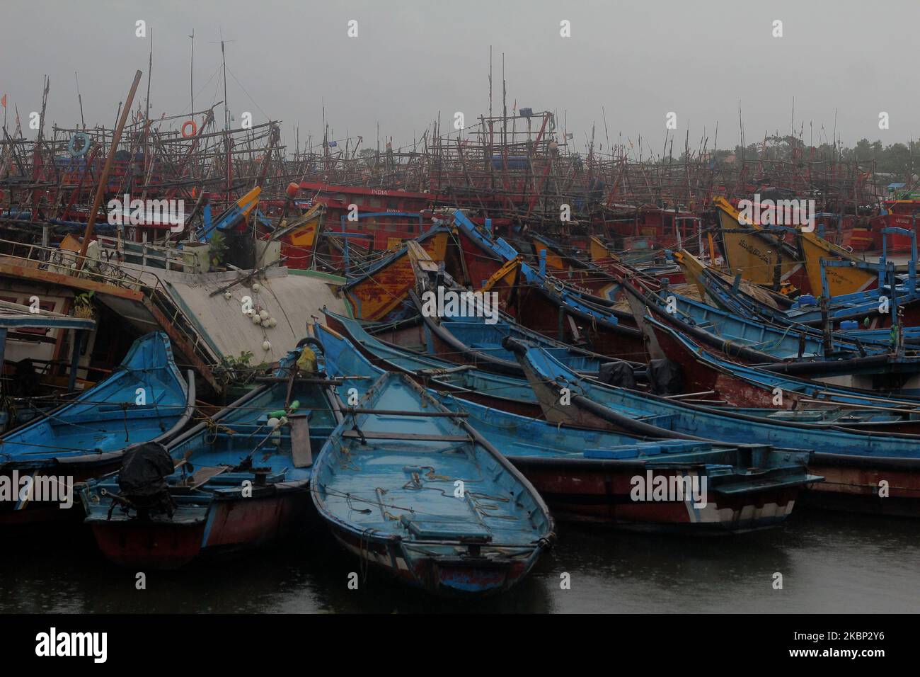 Bateaux de pêche garés dans la région de Dhamra dans le district de Bhadrak, A 160 km de la capitale de l'État indien de l'est, Odisha, tandis que le Cyclone 'Amphan' traverse la côte est de la baie du Bengale, dévastation le vent et la pluie du temps cyclonique, et tombe sur la frontière du Bengale occidental et du Bangladesh sur 20 mai 2020. (Photo par STR/NurPhoto) Banque D'Images