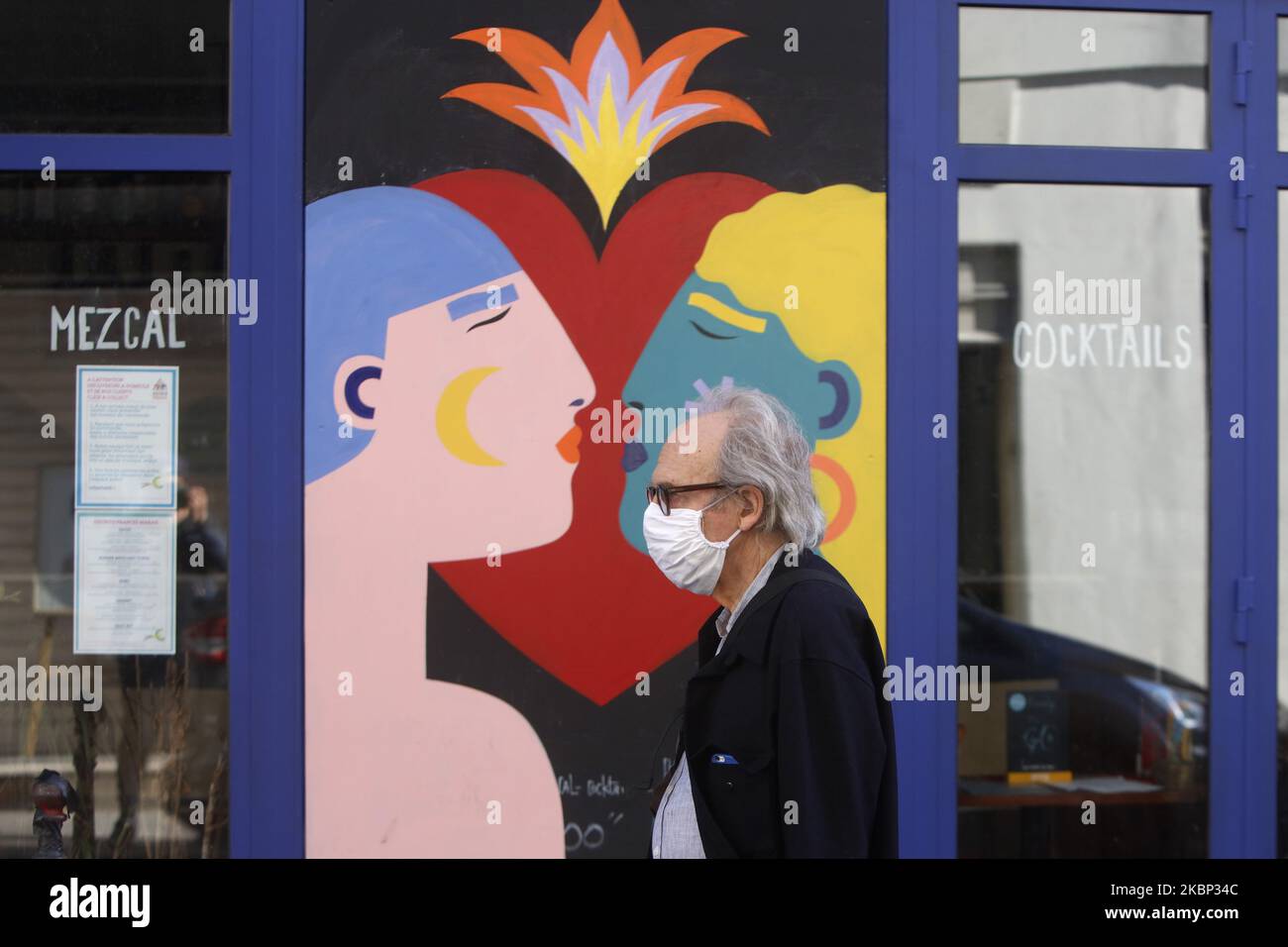 Un homme marche à Paris sur 20 mai 2020, le dixième jour d'une levée partielle d'un confinement de près de deux mois imposé en France pour arrêter la propagation de la pandémie causée par le nouveau coronavirus (COVID-19). (Photo de Mehdi Taamallah/NurPhoto) Banque D'Images