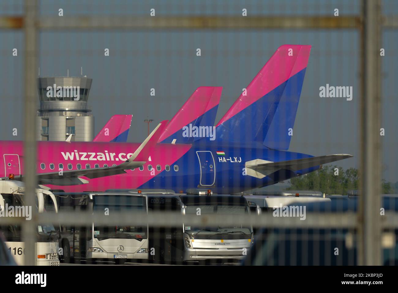 Vue sur les avions Wizzair au sol de l'aéroport international Jean-Paul II de Cracovie-Balice. Wizz Air, la plus grande compagnie aérienne économique de la région CEE, a célébré le 16th anniversaire de sa fondation en offrant une réduction de 16 % sur les réservations. Lundi, 18 mai 2020, à l'aéroport international Jean-Paul II de Cracovie-Balice, Cracovie, Pologne. (Photo par Artur Widak/NurPhoto) Banque D'Images