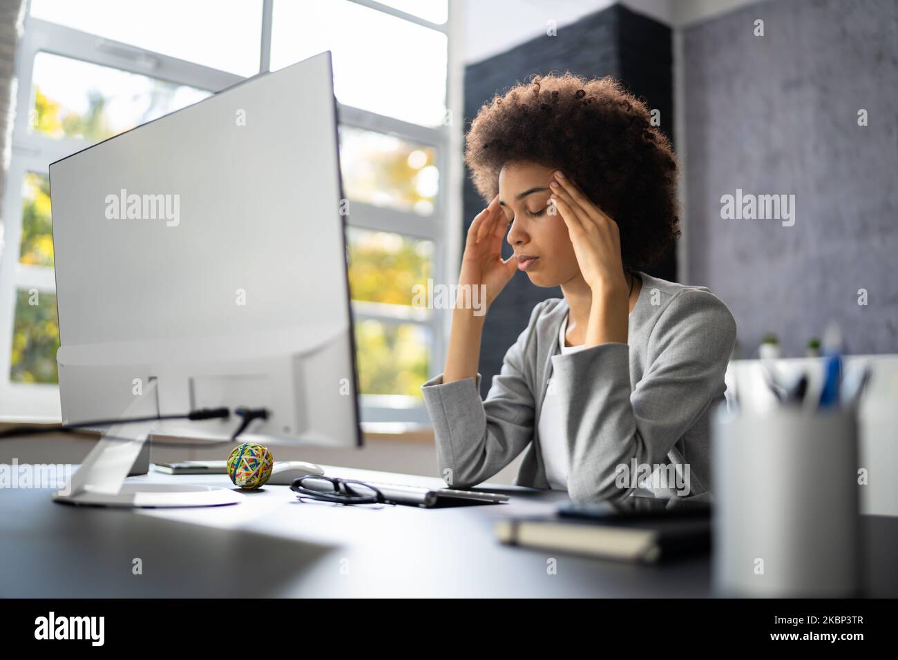 A stressé une employée afro-américaine malade à l'ordinateur Banque D'Images