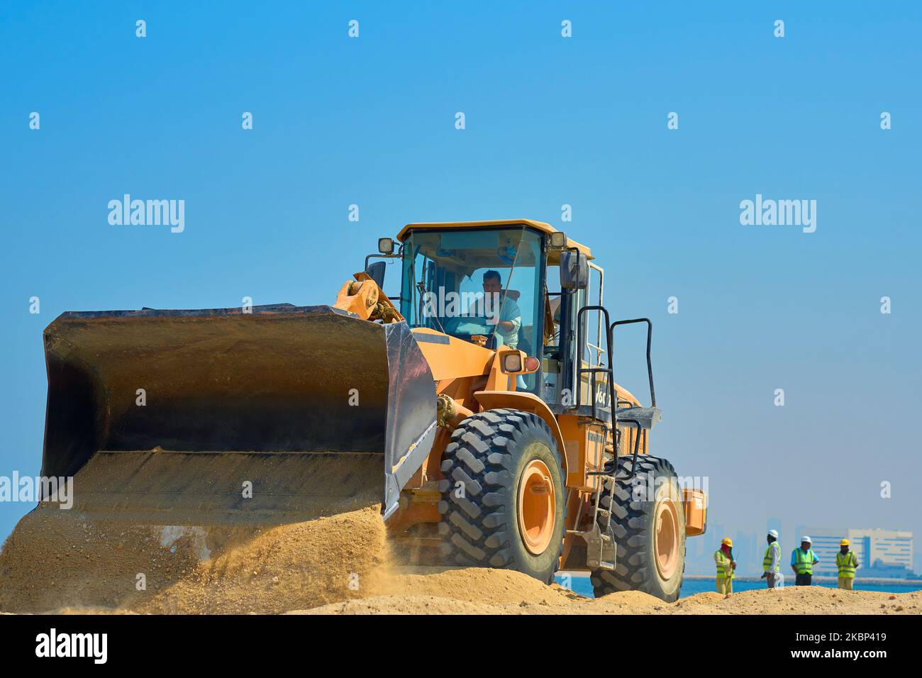 le bulldozer travaille sur la mer Banque D'Images