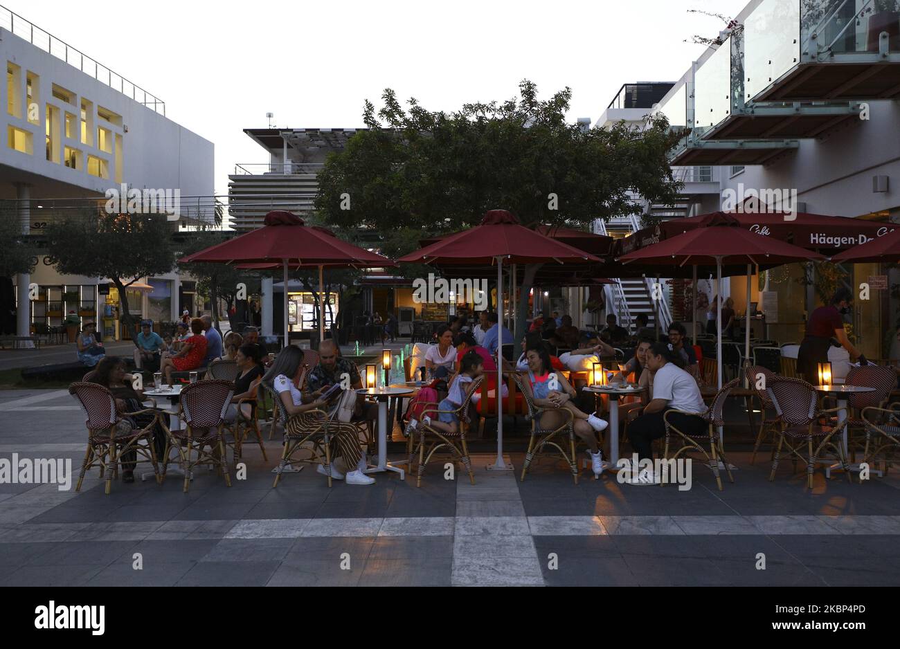 Les gens s'assoient sous le patio extérieur d'un café à Limassol. Chypre, jeudi, 21 mai 2020 Chypre a fait un grand pas vers un retour à la normalité jeudi, lorsque la plupart des restrictions d'un séjour à la maison de deux mois ont été levées, permettant aux enfants de l'école primaire de retourner aux classes et aux salons de coiffure et aux cafétérias extérieures de rouvrir. (Photo de Danil Shamkin/NurPhoto) Banque D'Images