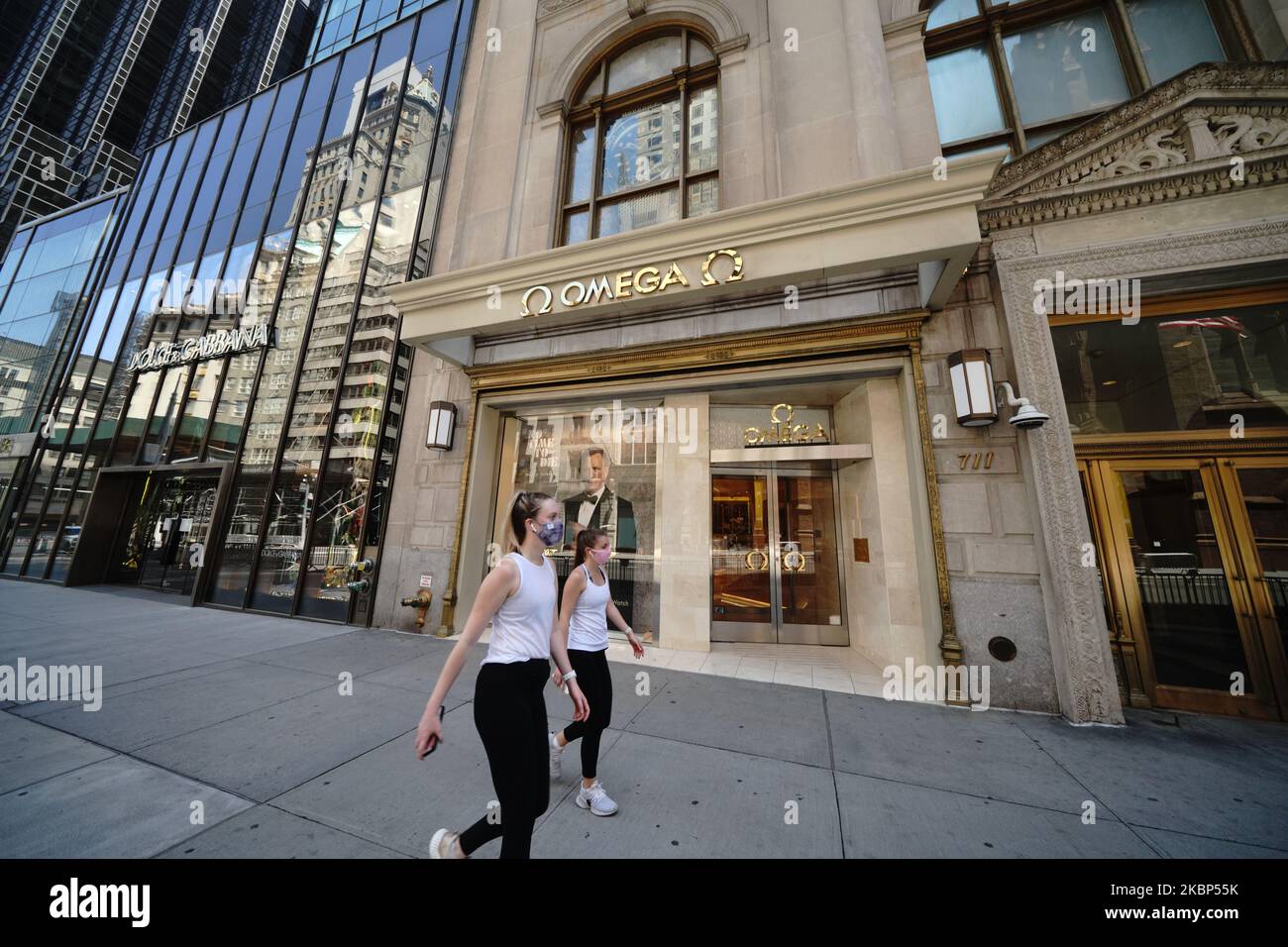 Une vue sur la Boutique Oméga pendant la pandémie du coronavirus sur 20 mai 2020, au 5th Ave., à New York. Le COVID-19 s'est répandu dans la plupart des pays du monde, faisant plus de 316 000 morts et plus de 4,8 millions d'infections signalées. (Photo de John Nacion/NurPhoto) Banque D'Images
