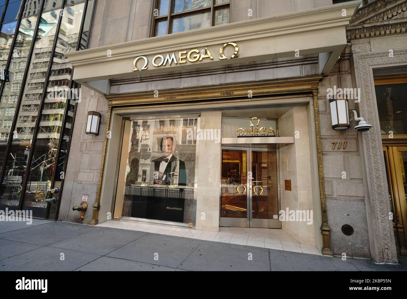 Une vue sur la Boutique Oméga pendant la pandémie du coronavirus sur 20 mai 2020, au 5th Ave., à New York. Le COVID-19 s'est répandu dans la plupart des pays du monde, faisant plus de 316 000 morts et plus de 4,8 millions d'infections signalées. (Photo de John Nacion/NurPhoto) Banque D'Images