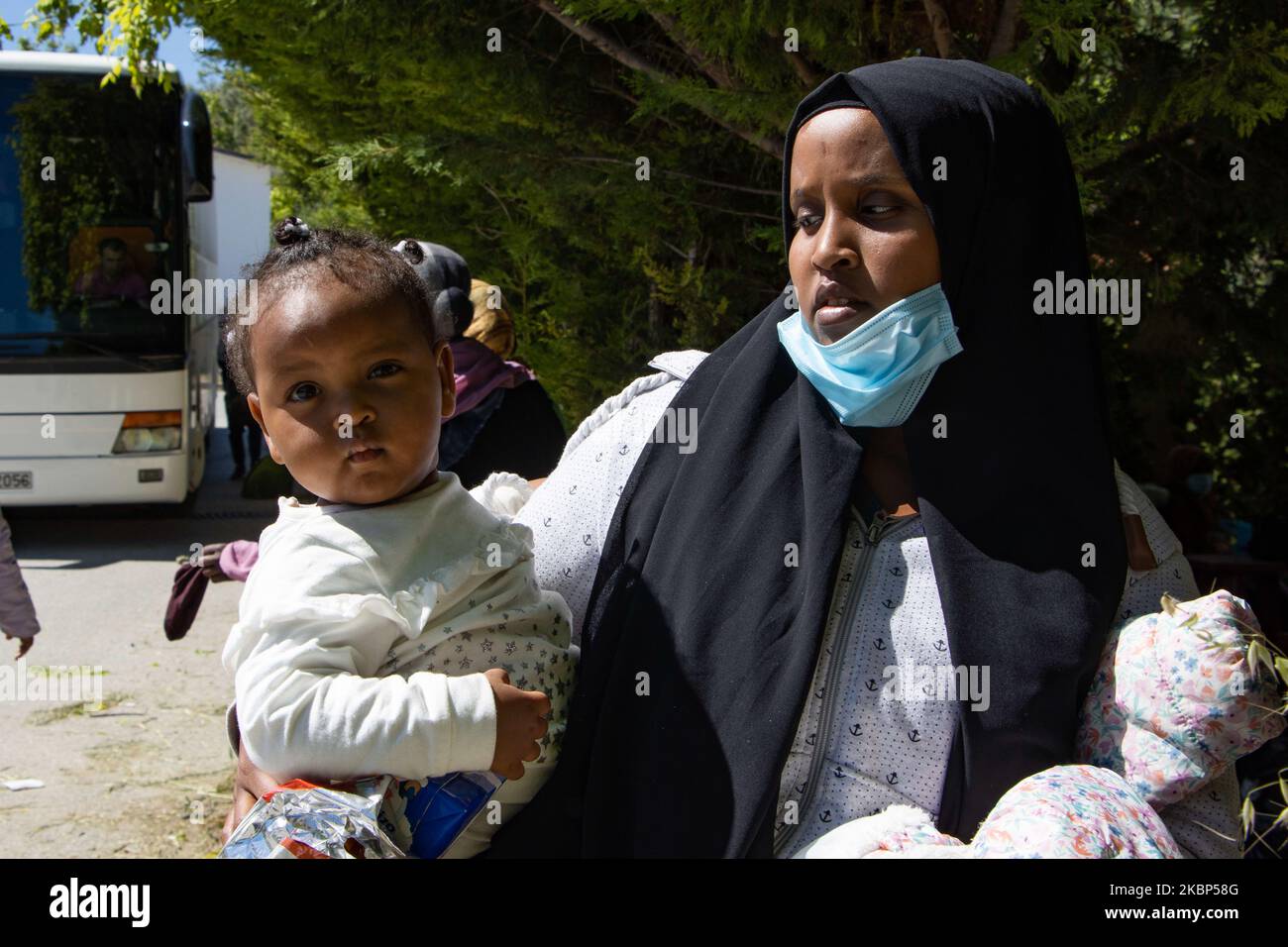 Les demandeurs d'asile, les migrants et les réfugiés d'Afrique, principalement les personnes vulnérables et les familles de Somalie, ont été transférés du camp de réfugiés de Moria, sur l'île de Lesbos. Ils sont déplacés dans le village d'Aiani, dans un hôtel de Grèce continentale près de Kozani. L'OIM a coordonné le transfert à cause de la peur que les Grecs locaux protestent contre eux. En raison de la pandémie de Covid-19, ils ont utilisé des autobus avec des sièges et des masques séparés. Mai 2020 (photo de Nicolas Economou/NurPhoto) Banque D'Images