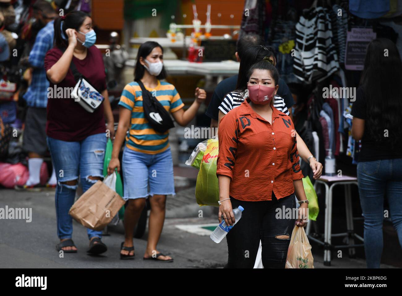 Le nombre de clients diminue lors de la marche pour faire du shopping au marché de la mode de Pratunam samedi, 23 mai 2020 à Bangkok, en Thaïlande. Alors que la Thaïlande a pu rouvrir des centres commerciaux et assouplir les mesures de lutte contre la propagation du coronavirus après que le confinement de la Thaïlande ait été partiellement levé et que le nombre de nouvelles infections continue de diminuer. (Photo de Vachira Vachira/NurPhoto) Banque D'Images