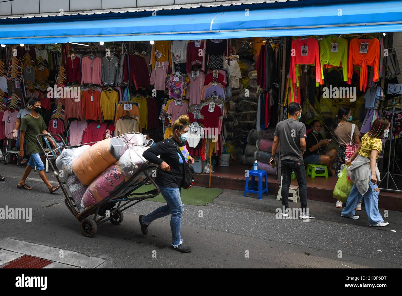 Un travailleur portant un masque de visage transfrant les marchandises par un chariot au marché de la mode de Pratunam samedi, 23 mai 2020 à Bangkok, Thaïlande. Alors que la Thaïlande a pu rouvrir des centres commerciaux et assouplir les mesures de lutte contre la propagation du coronavirus après que le confinement de la Thaïlande ait été partiellement levé et que le nombre de nouvelles infections continue de diminuer. (Photo de Vachira Vachira/NurPhoto) Banque D'Images