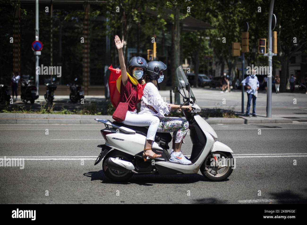 Un manifestant rend hommage au fasciste lors de la manifestation organisée dans tout le territoire espagnol par le parti d'extrême droite VOX, à Barcelone, en Espagne, sur 23 mai 2020. (Photo de Robert Bonet/NurPhoto) Banque D'Images