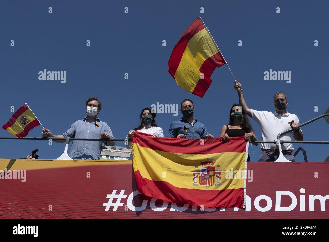 Le secrétaire général espagnol d'extrême-droite Vox Javier Ortega Smith (R) et les membres Ivan Espinosa de los Monteros (L) et Rocio Monasterio (C) brandisquent des drapeaux espagnols lors d'une "caravane pour l'Espagne et sa liberté" protestant contre le gouvernement espagnol à la Plaza de Colon de Madrid sur 23 mai 2020. - L'Espagne, l'un des pays les plus touchés dans le monde par le nouveau coronavirus avec 28 628 morts, a prolongé jusqu'à 6 juin l'état d'urgence qui limite considérablement la liberté de mouvement pour lutter contre l'épidémie. La gestion de la crise par le gouvernement de gauche a fait l'objet d'une série de critiques Banque D'Images
