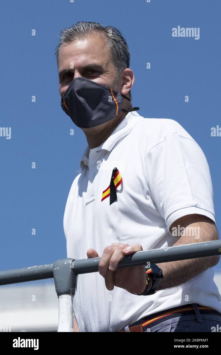 Le parti d'extrême-droite espagnol Vox Javier Ortega Smith portant un masque se déplace dans un bus à toit ouvert lors d'une « caravane pour l'Espagne et sa liberté » protestation contre le gouvernement espagnol à la Plaza de Colon à Madrid sur 23 mai 2020. - Espagne, (photo d'Oscar Gonzalez/NurPhoto) Banque D'Images