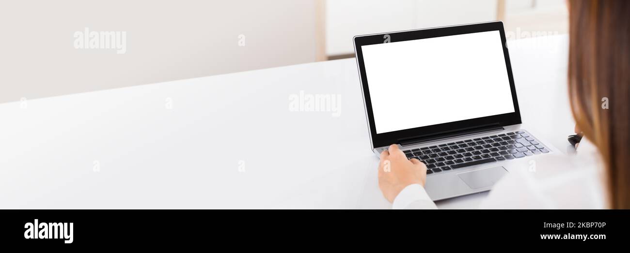 Travailler sur l'écran d'un ordinateur portable au bureau Banque D'Images