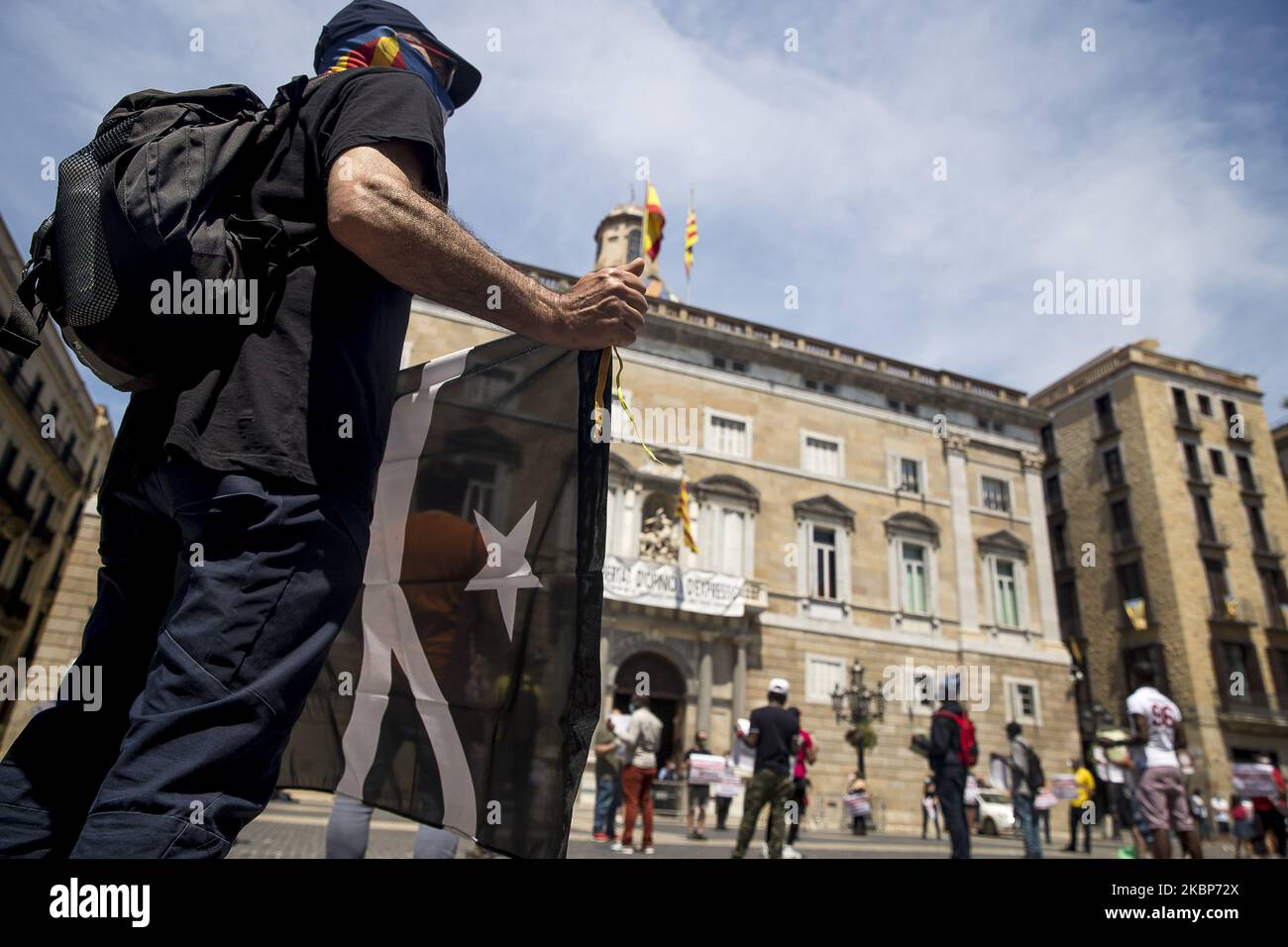 Des représentants des syndicats, des mouvements sociaux et des organisations indépendantistes catalans se réunissent à la Plaça de Sant Jaume à Barcelone, contrairement à ce qu'ils considèrent comme une série de coupes sociales dans l'état d'urgence appliquées par l'État pendant la crise du coronavirus - Covid-19, à Barcelone, Catalogne, Espagne, sur 23 mai, 2020. (Photo d'Albert Llop/NurPhoto) Banque D'Images