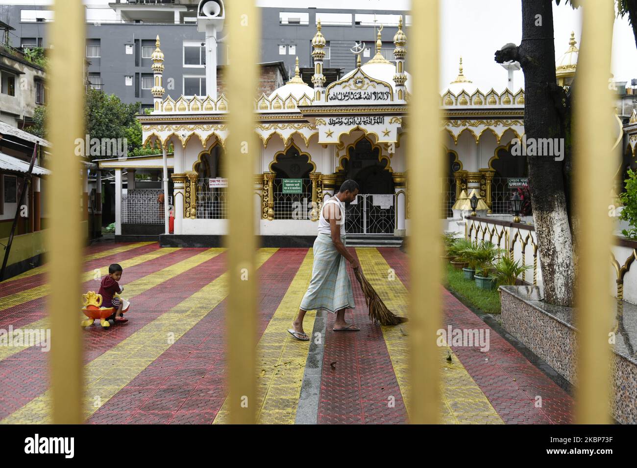 Un homme nettoie une mosquée avant le festival d'Eid-ul-Fitr, pendant le confinement en cours de la COVID-19, à Guwahati, Assam, Inde samedi, 23 mai, 2020. (Photo de David Talukdar/NurPhoto) Banque D'Images